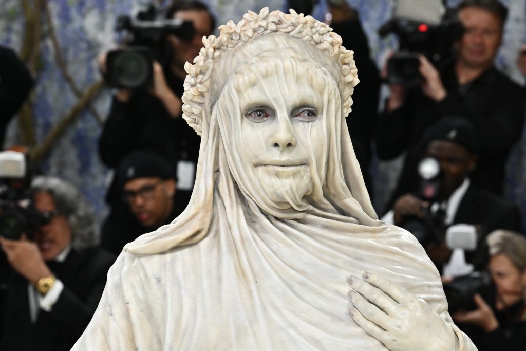 Heidi Klum și Transformarea sa Artistică la Met Gala 2026: O Sculptură Vie în Onorarea Modei