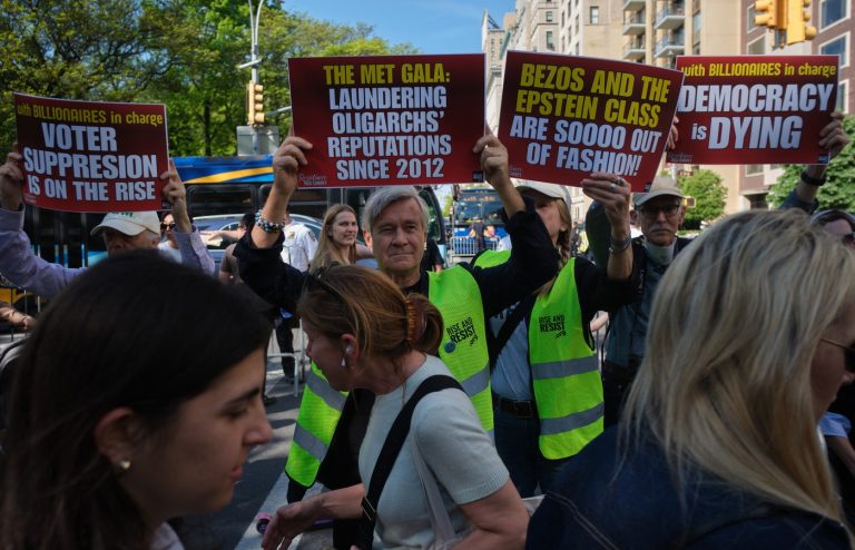 Protest la Met Gala 2026: Jeff Bezos și Lauren Sanchez în centrul unei controverse mondiale