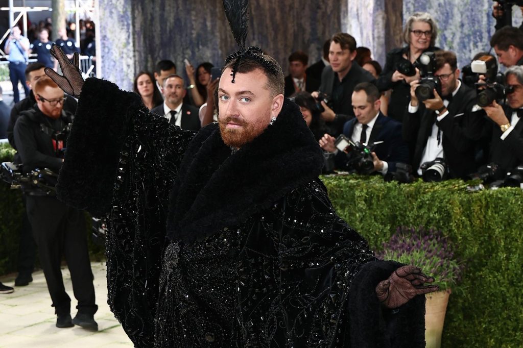 Sam Smith și Controversa de la Met Gala 2026: O Analiză Detaliată a Stilului și Reacțiilor