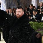 Sam Smith și Controversa de la Met Gala 2026: O Analiză Detaliată a Stilului și Reacțiilor