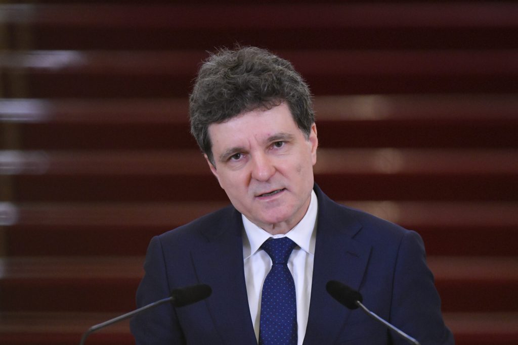 Reacția lui Nicușor Dan după Demiterea Guvernului Bolojan: Perspective și Implicații pentru România