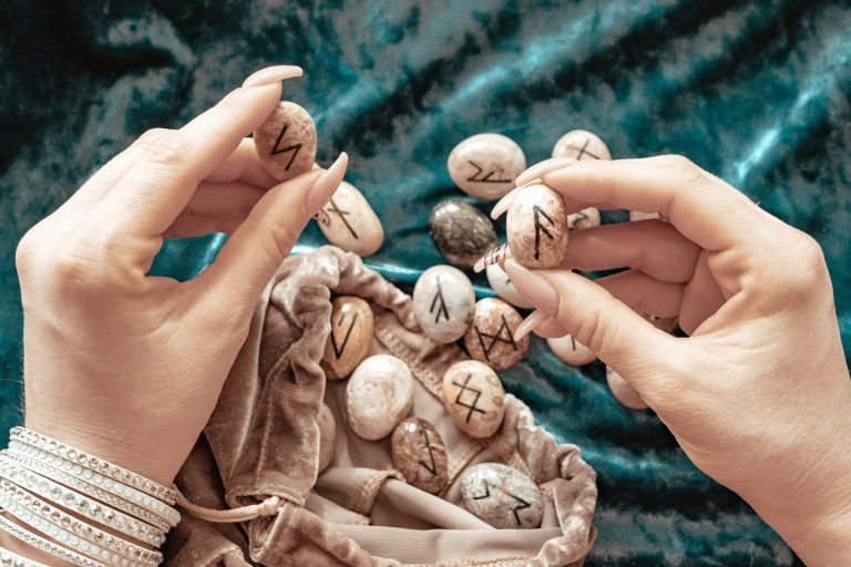 Horoscop Rune pentru 6 Mai 2026: Tiwaz și Mesajul său pentru Nativi
