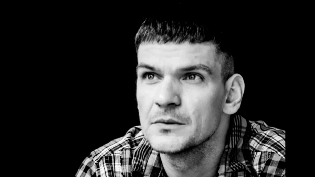 Tudor Chirilă și Întâmplarea Bizară: O Oglindă asupra Societății Românești