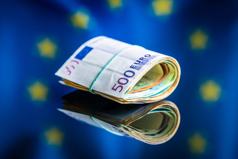 Impactul căderii Guvernului asupra cursului euro: analiza unei crize valutară în România