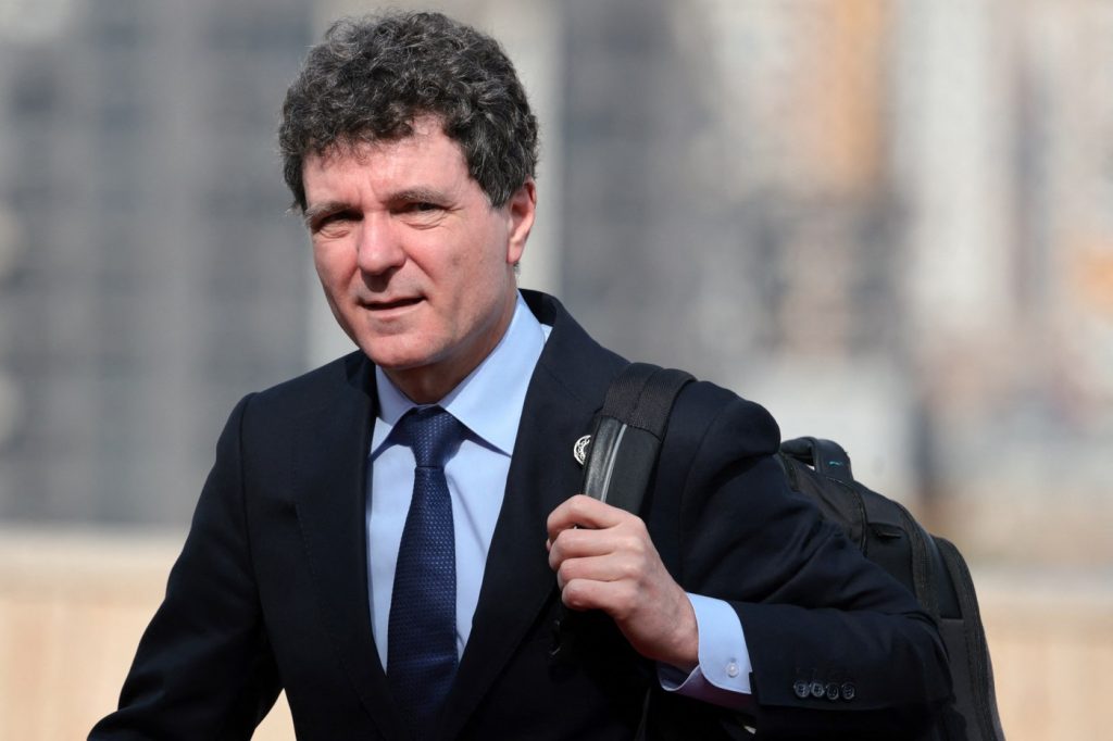 Nicușor Dan și Rucsacul său: O Simbolistică a Modernității în Politica Românească