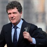 Nicușor Dan și Rucsacul său: O Simbolistică a Modernității în Politica Românească
