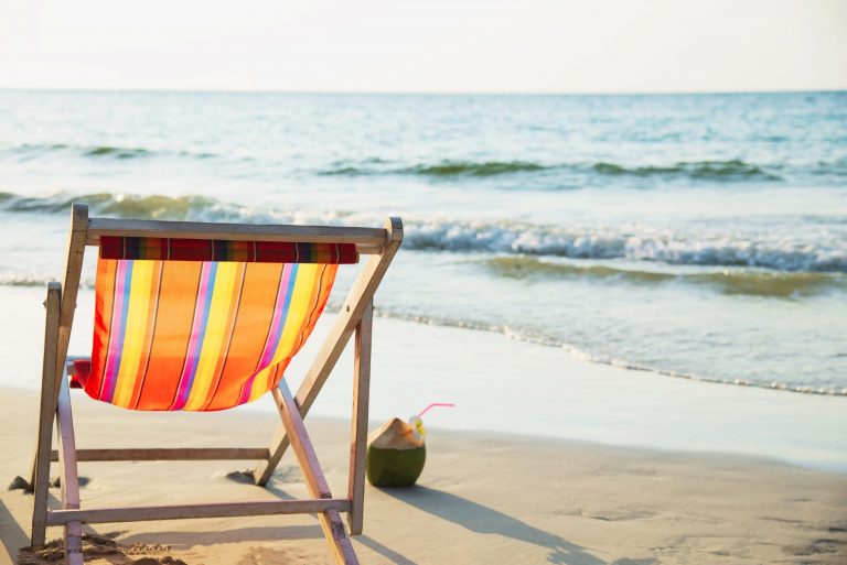 Controverse pe plajă: Despăgubirea unui turist german pentru lipsa șezlongurilor în Grecia
