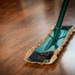 Ghidul Complet pentru Îngrijirea Podelelor din Lemn Primăvara: Soluții Naturale și Eficiente