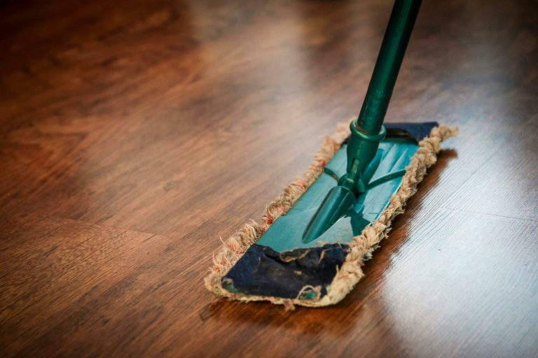 Ghidul Complet pentru Îngrijirea Podelelor din Lemn Primăvara: Soluții Naturale și Eficiente