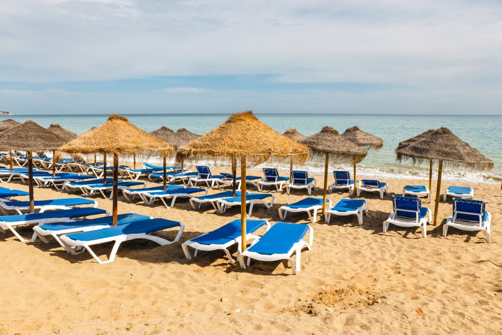 Noua Era a Plajelor Românești: Reguli și Implicații pentru Turiști și Operatorii de Plajă