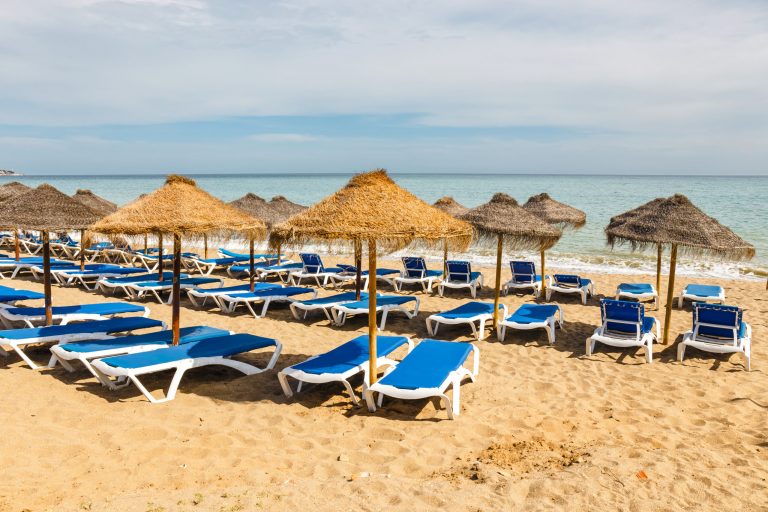 Noua Era a Plajelor Românești: Reguli și Implicații pentru Turiști și Operatorii de Plajă
