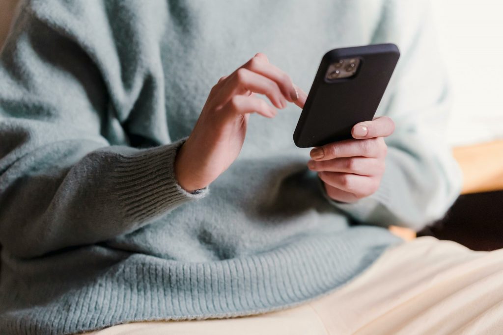 Românii în fața unei noi metode de înșelăciune prin SMS: Cum ne protejăm de escrocheriile online?
