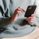 Românii în fața unei noi metode de înșelăciune prin SMS: Cum ne protejăm de escrocheriile online?