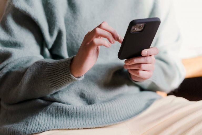 Românii în fața unei noi metode de înșelăciune prin SMS: Cum ne protejăm de escrocheriile online?