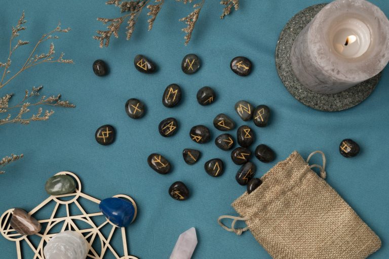 Horoscop rune 9 mai 2026: Schimbări majore și lecții de viață pentru toate zodiile
