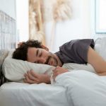 Trucuri Eficiente pentru un Somn Odihnitor: Obiceiuri Care Îți Transformă Nopțile