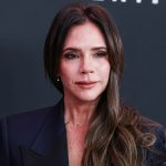 Ritualul de Frumusețe al Victoriei Beckham: O Privire Asupra Cremei Personalizate și Impactul Său în Industria Cosmetica