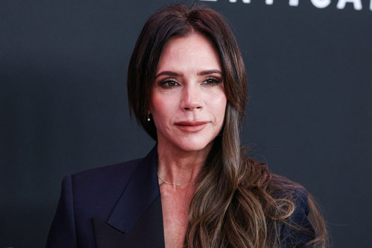 Ritualul de Frumusețe al Victoriei Beckham: O Privire Asupra Cremei Personalizate și Impactul Său în Industria Cosmetica