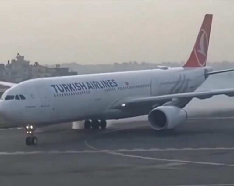 Incident aviatic grav în Nepal: Un avion Turkish Airlines a luat foc la aterizare