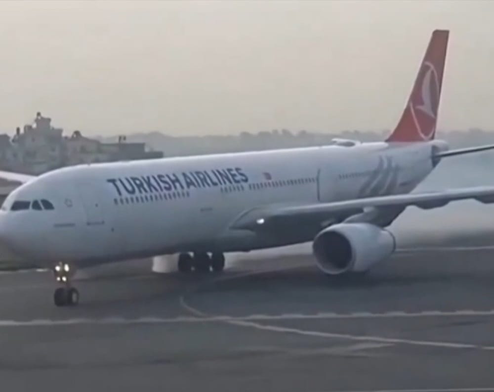 Incident aviatic grav în Nepal: Un avion Turkish Airlines a luat foc la aterizare