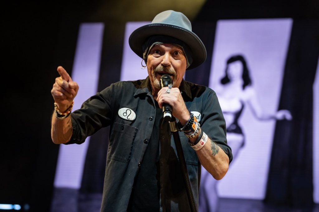 Billy Bob Thornton și Lupta cu Afecțiunile Rare: O Privire Asupra Impactului Alergiilor Alimentare și Grupa de Sânge AB Negativ
