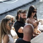 Dan Bilzerian și stilul său de viață extravagant: o analiză a cheltuielilor și surselor de venit