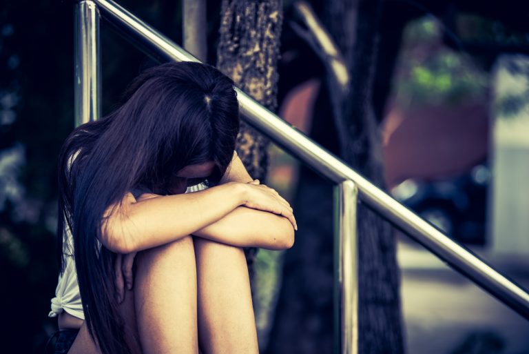 Tragedia adolescentelor din România: O analiză profundă a suicidului și a relațiilor interzise