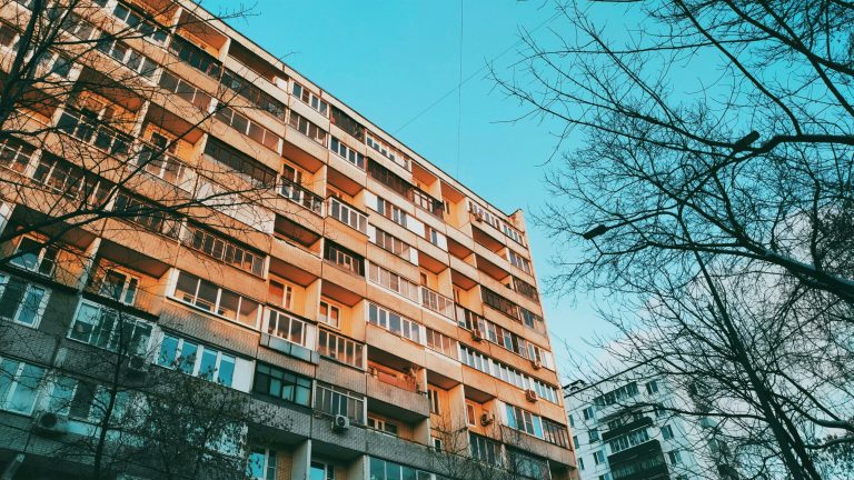 Decizia Tribunalului București: Reguli noi pentru asociațiile de proprietari în privința chiriei pentru boxe și spații comune