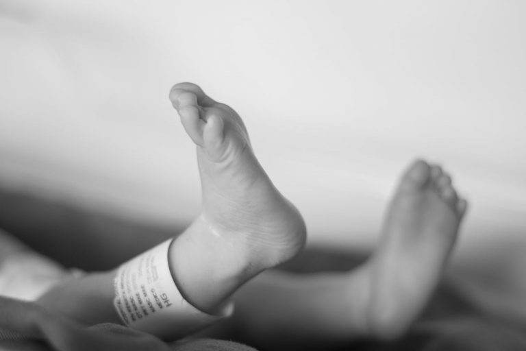 Tragedie la Maternitatea Polizu: Moartea unui Bebeluș și Acuzațiile de Neglijență