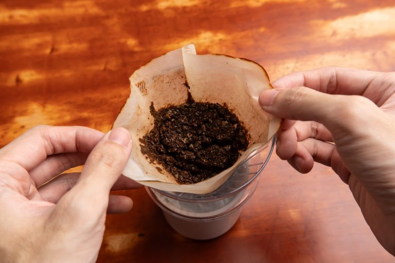 Utilizări Inovatoare ale Zațului de Cafea: Transformă Deșeurile în Resurse Valoroase pentru Casă și Grădină