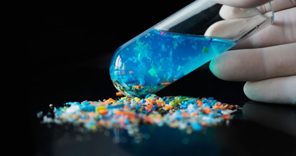 Plasticul Viu: Inovația Revoluționară din China care Promite să Schimbe Viitorul Deșeurilor Plastice