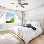Transformă-ți Dormitorul Mic: Trucuri de Design Interior pentru a Crea Iluzia de Spațiu