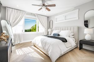 Transformă-ți Dormitorul Mic: Trucuri de Design Interior pentru a Crea Iluzia de Spațiu