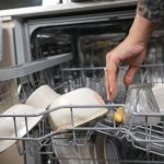 Mituri și realități despre utilizarea mașinii de spălat vase: Ce se întâmplă dacă pui un prosop pe ușa aparatului?