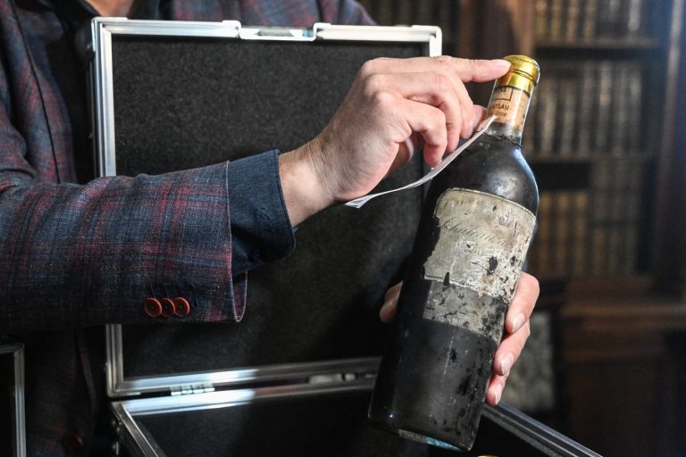 Povestea incredibilă a vinului de 130 de ani descoperit sub podeaua unui castel: O adevărată comoară uitată