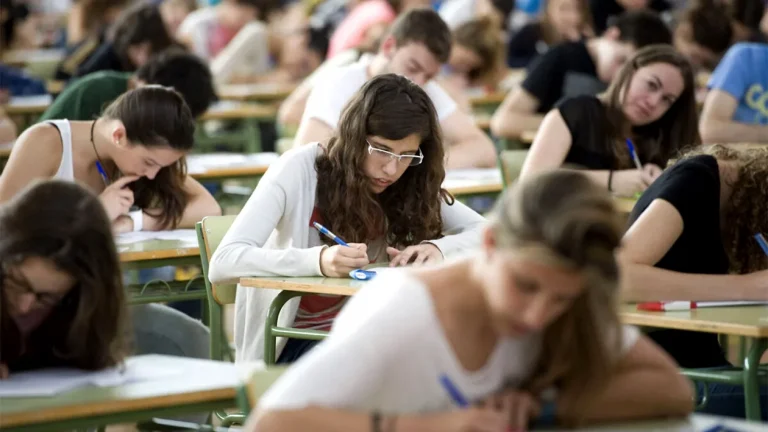 Evaluarea Națională și Bacalaureatul 2026: Impactul stagnării plăților asupra cadrelor didactice și sistemului educațional