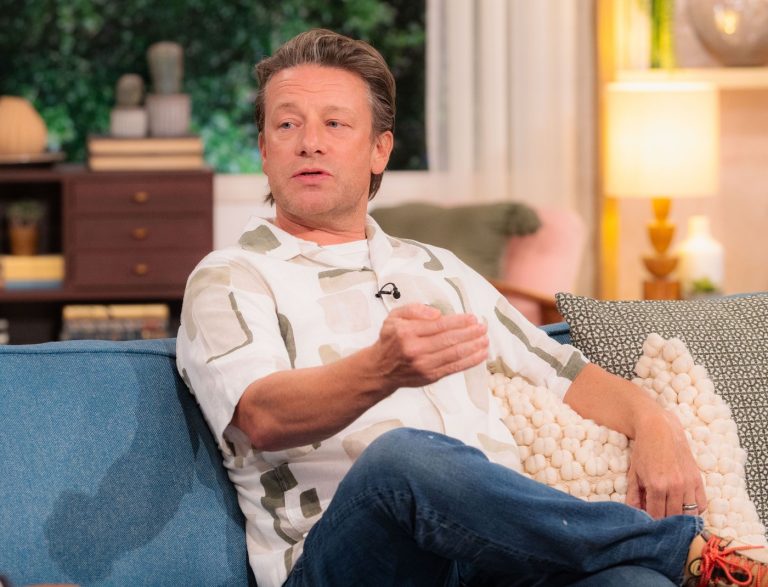 Jamie Oliver și provocările securității: Impactul taberei de refugiați asupra unei celebrități din Essex
