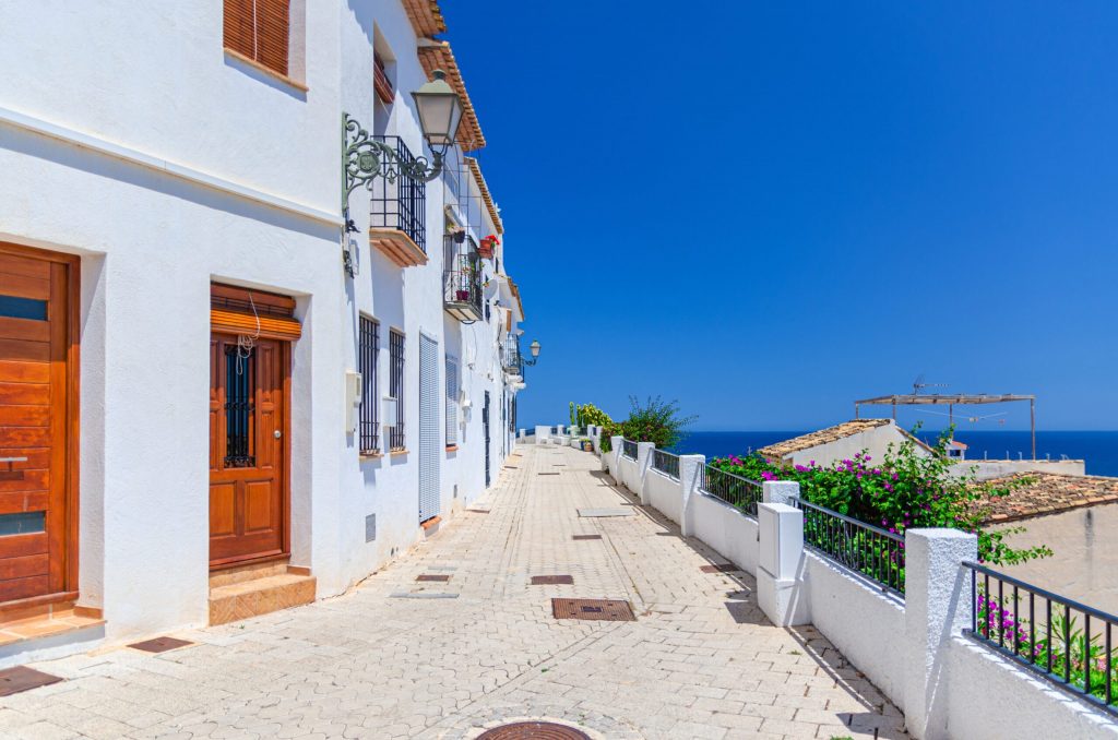 Secretele locuințelor mediteraneene: Cum să îți menții casa răcoroasă în vreme de caniculă