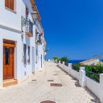 Secretele locuințelor mediteraneene: Cum să îți menții casa răcoroasă în vreme de caniculă