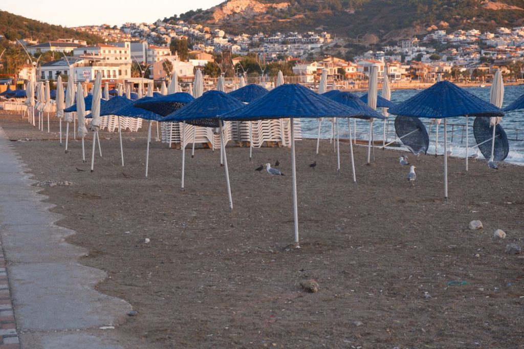 Interdicția fumatului pe plajele din Antalya: O măsură pentru mediu sau o restricție nejustificată?
