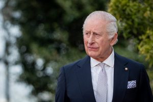 Controversa regală: Regele Charles și decizia de a părăsi nunta nepotului pentru Epsom Derby