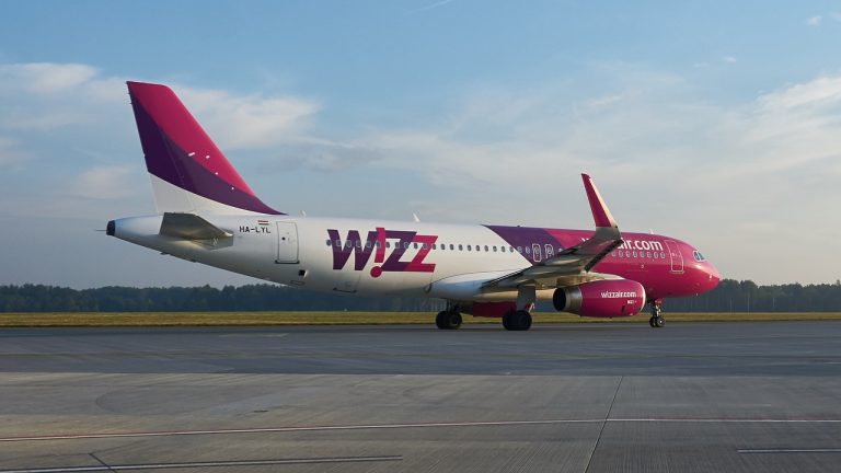Revoluția conectivității în zbor: Wizz Air și implementarea internetului Starlink la bordul aeronavelor