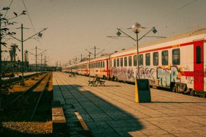 Impactul Schimbărilor în Transportul Feroviar către Litoral: Ce Trebuie să Știe Turiștii