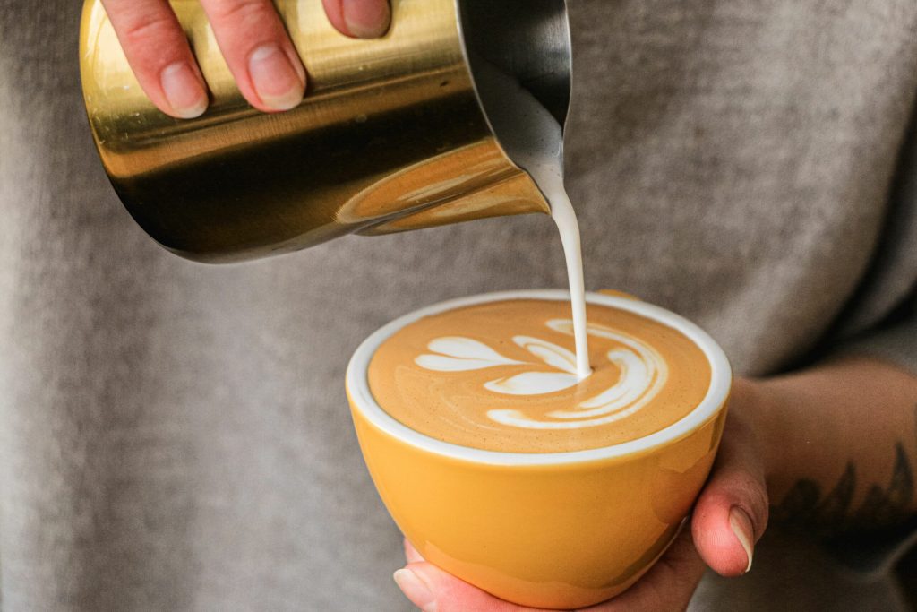 Impactul unei simple pauze de cafea: cazul angajatei concediate și implicațiile legale