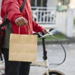 Practicile controversate ale curierilor de livrare: Gustatul mâncării clienților și implicațiile sale