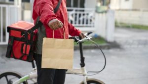 Practicile controversate ale curierilor de livrare: Gustatul mâncării clienților și implicațiile sale