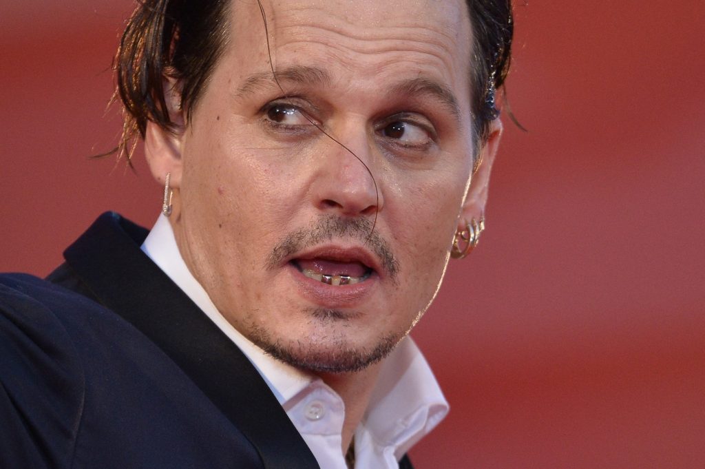 Transformările Danturii lui Johnny Depp: O Analiză Detaliată a Impactului Personal și Profesional