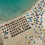 Reguli Controversate pe Plaja Punta Molentis: O Analiză a Măsurilor Adoptate în Sardinia