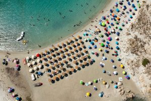 Reguli Controversate pe Plaja Punta Molentis: O Analiză a Măsurilor Adoptate în Sardinia