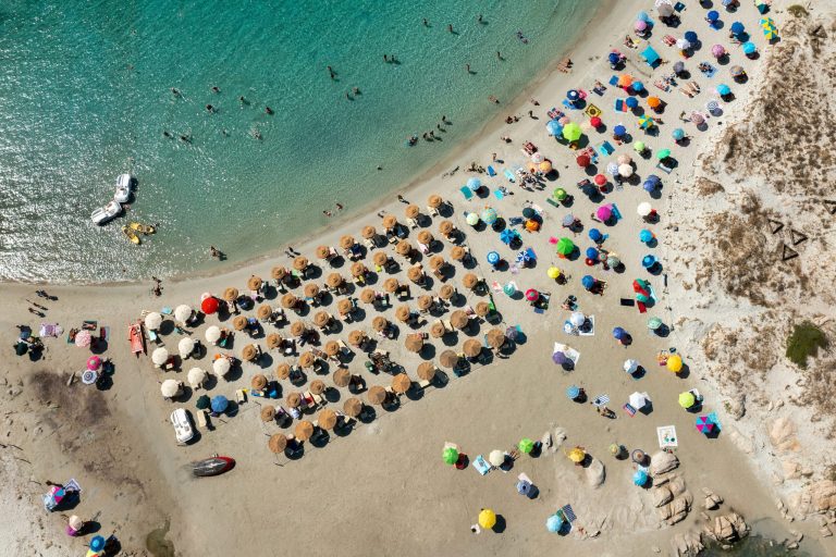 Reguli Controversate pe Plaja Punta Molentis: O Analiză a Măsurilor Adoptate în Sardinia